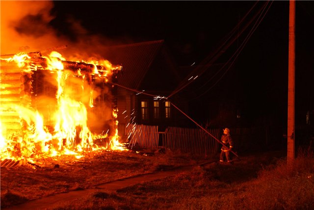 В центре Озёр мощно горел заброшенный дом