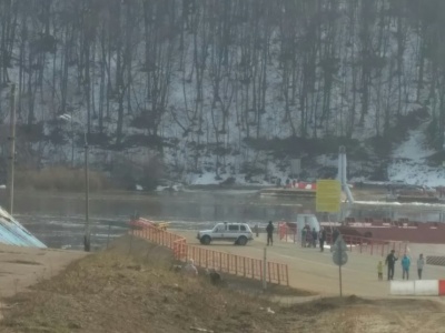 Понтонный мост на Оке в Озёрах разведен Понтонный мост на Оке в Озёрах разведен