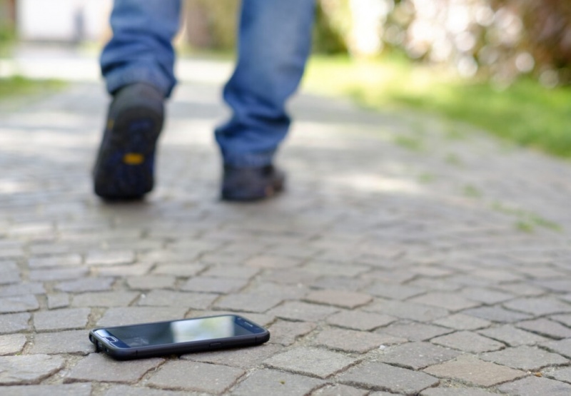 Телефон, выпавший во время драки в Озерах, нашелся у участника конфликта