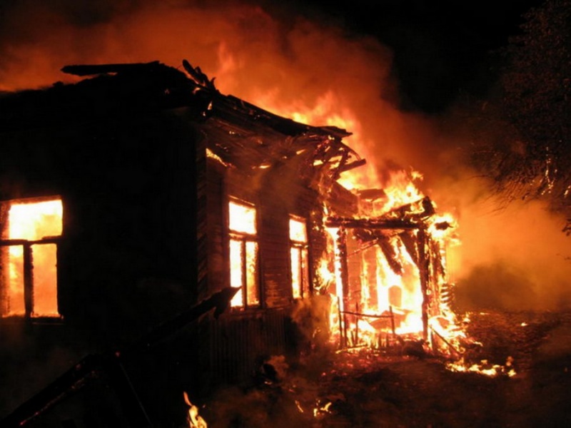 В Редькино сгорели дом и баня